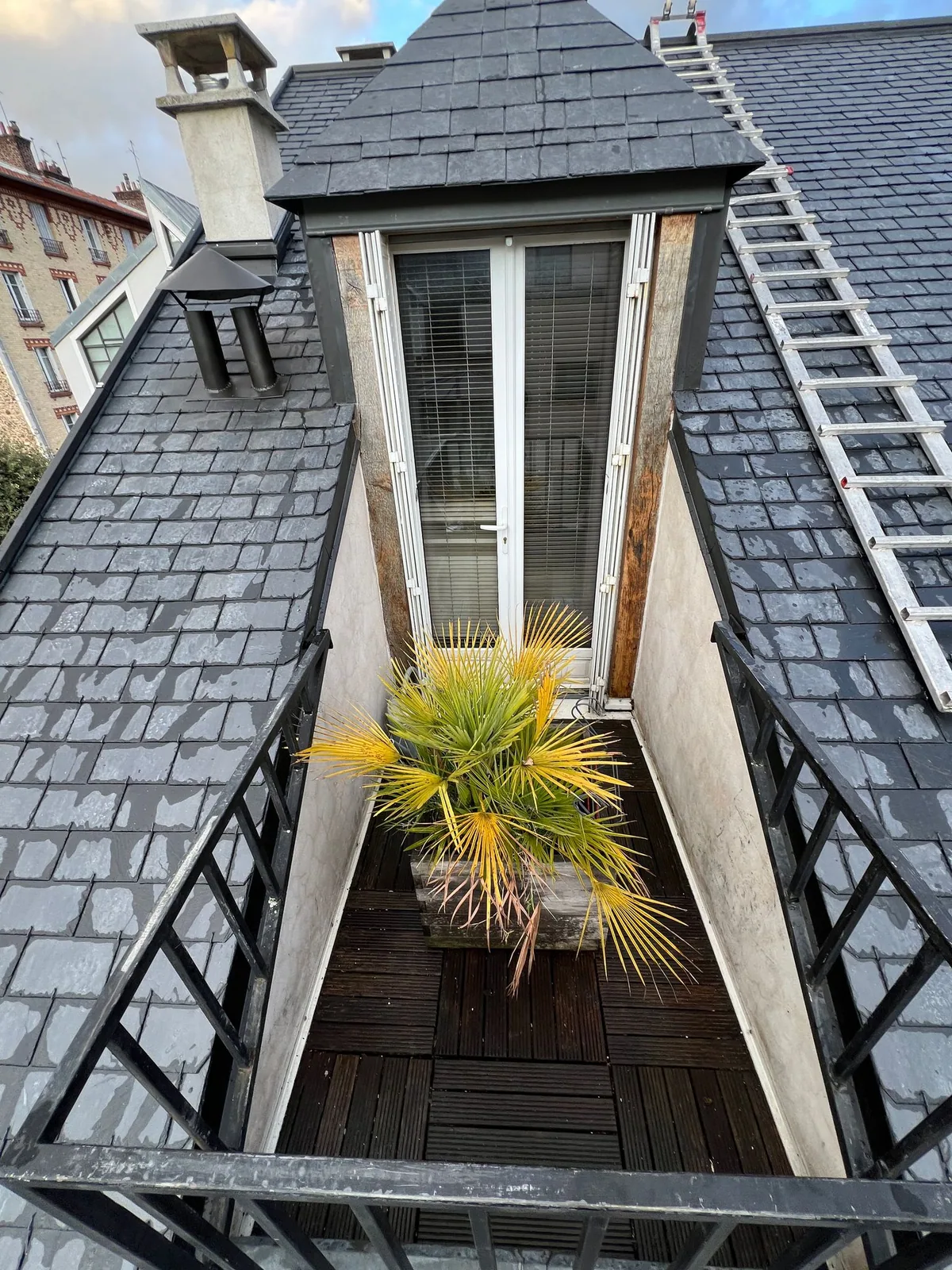 Toit d'ardoise d'une villa de La Varenne